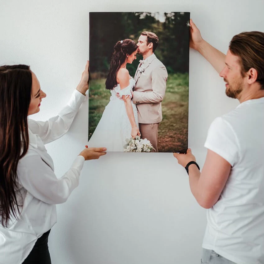 Pár věší svůj svatební fotoobraz